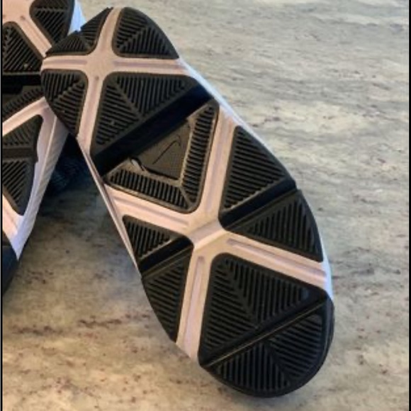 Nike Go FlyEase Size 8 Black and white Like new condition . - Picture 2 of 4